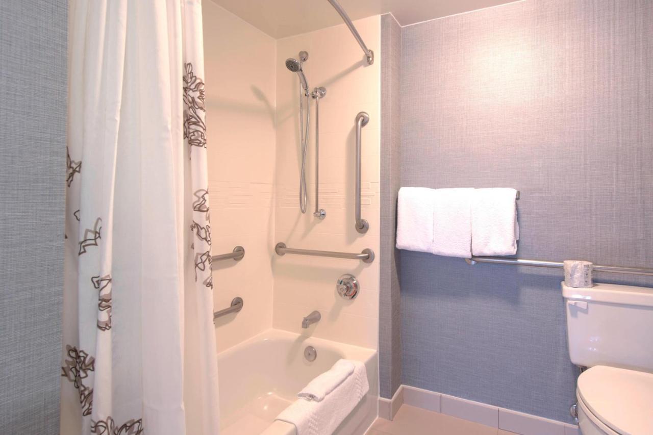 Hotel By Marriott Crabtree Valley 2*
